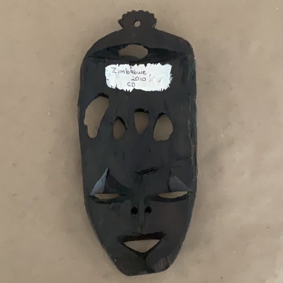 Zimbabwe African hand crafted wooden mask - Picture 2 of 3